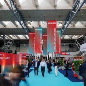 [Site du congrès de l’ECTRIMS où l’on peut voir des banderoles de bienvenue, des kiosques d’entreprise et des personnes participant à l’événement.]
